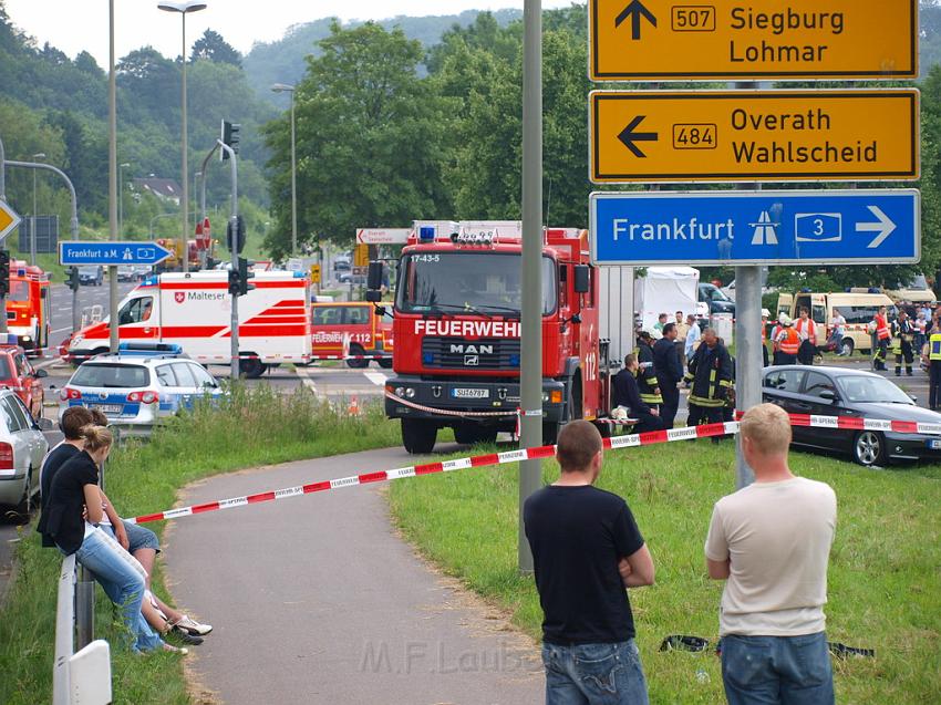Schwerer Unfall mit Reisebus Lohmar Donrather Dreieck P284.JPG
